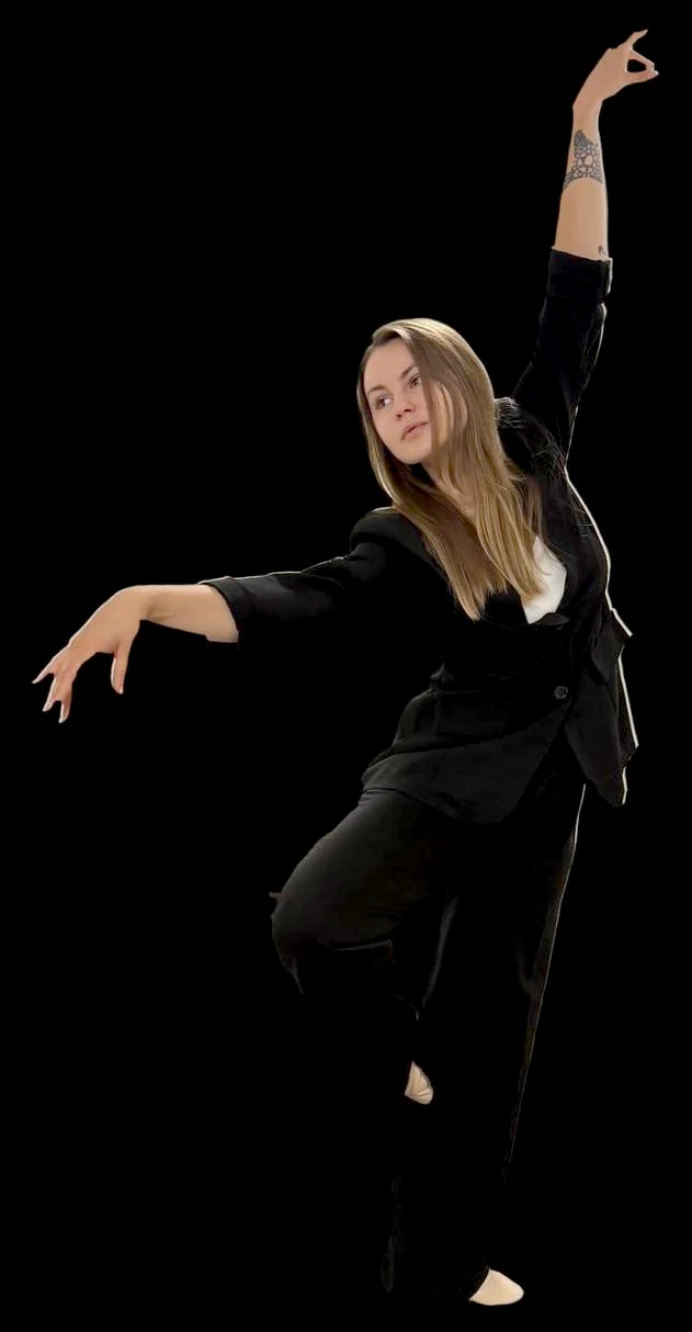 Margarita, encadrante du cours d'expression corporelle, en pose de danse, un bras levé vers le ciel