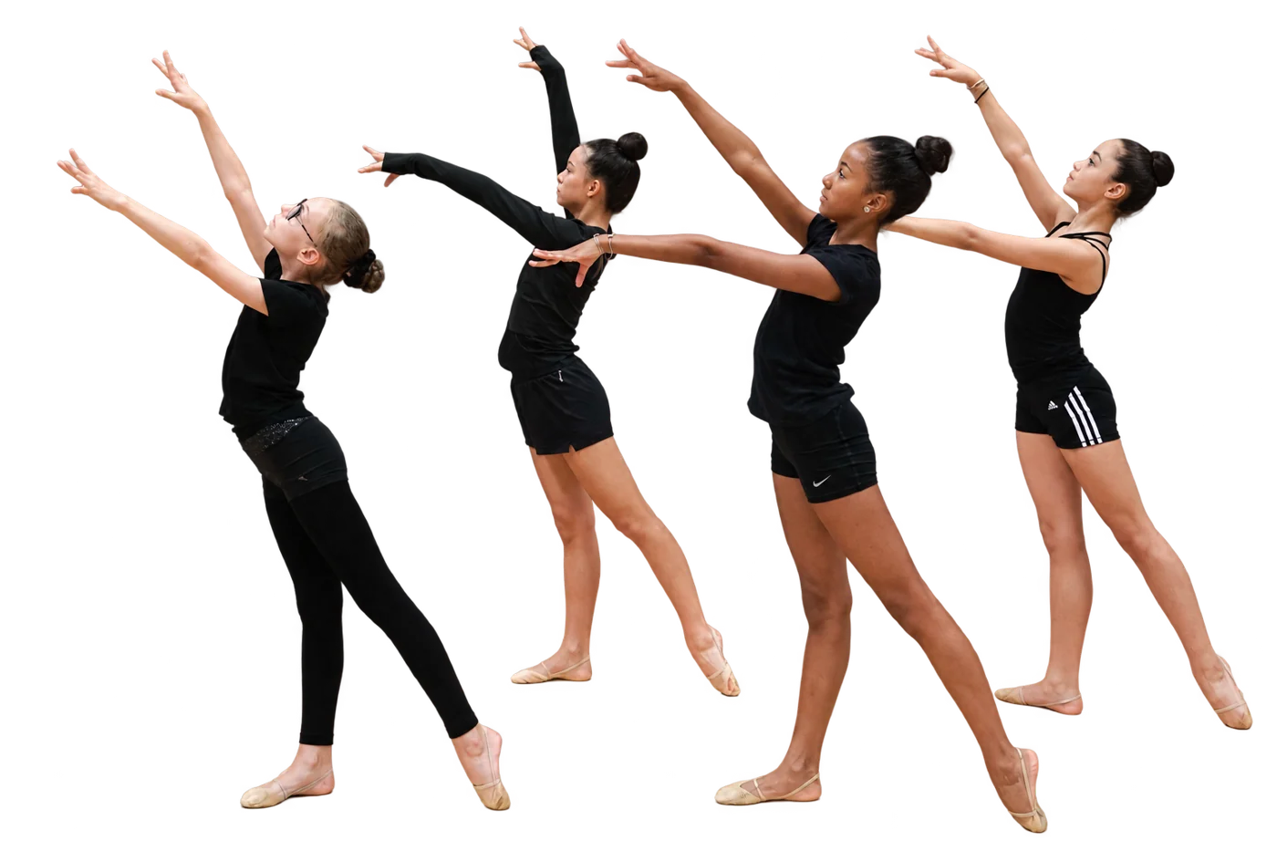Quatre gymnastes d'INFINORIA en gymnastique esthétique de groupe, en ligne et synchronisées