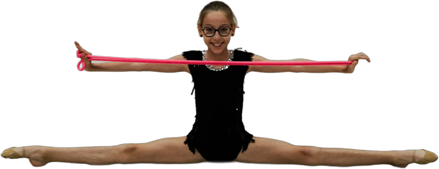 Jeune gymnaste d'INFINORIA souriante, en grand écart, une corde tendue entre les mains
